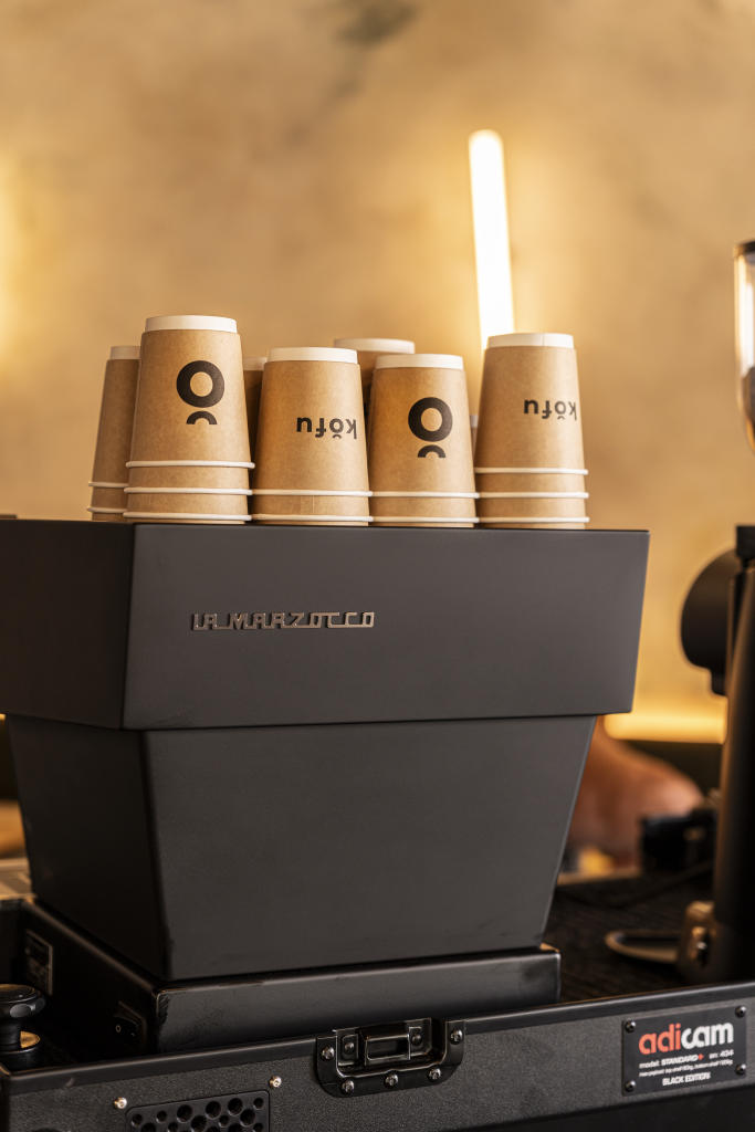 Vasos de Kôfu preparados para el servicio de café
